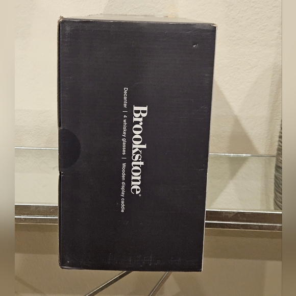 Golf Whiskey Decanter and 4 Liquor Glasses Decanter and Glass Set - Picture 3 of 3